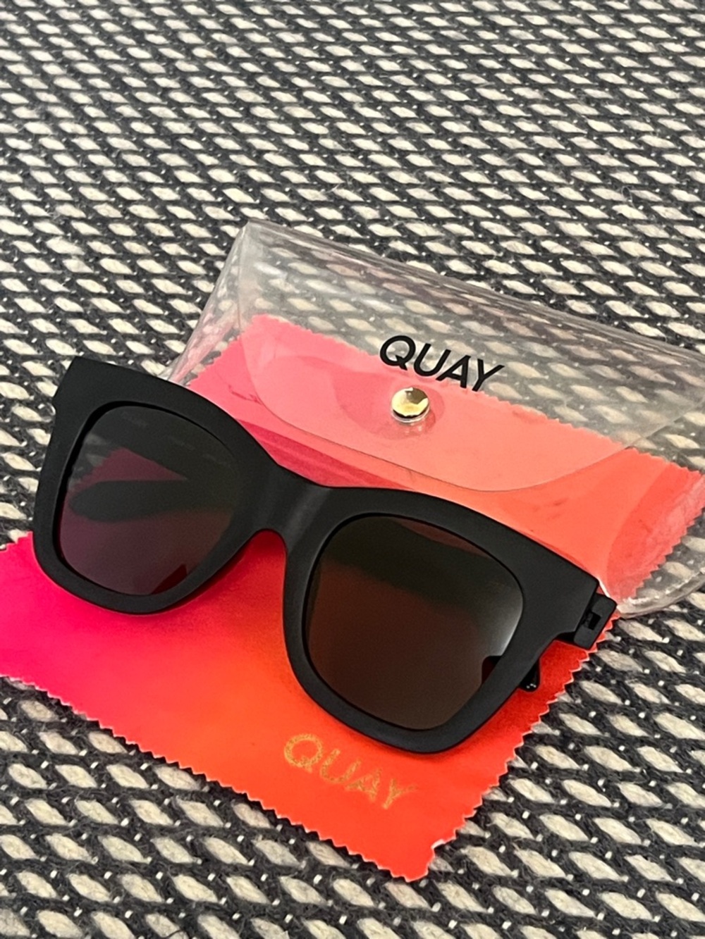 Quay “After Party” matte frame
